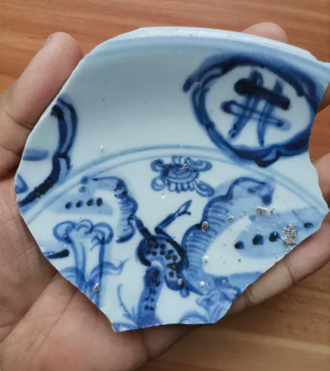 明代正德左右的青花缠枝莲纹,带一个“井”字...